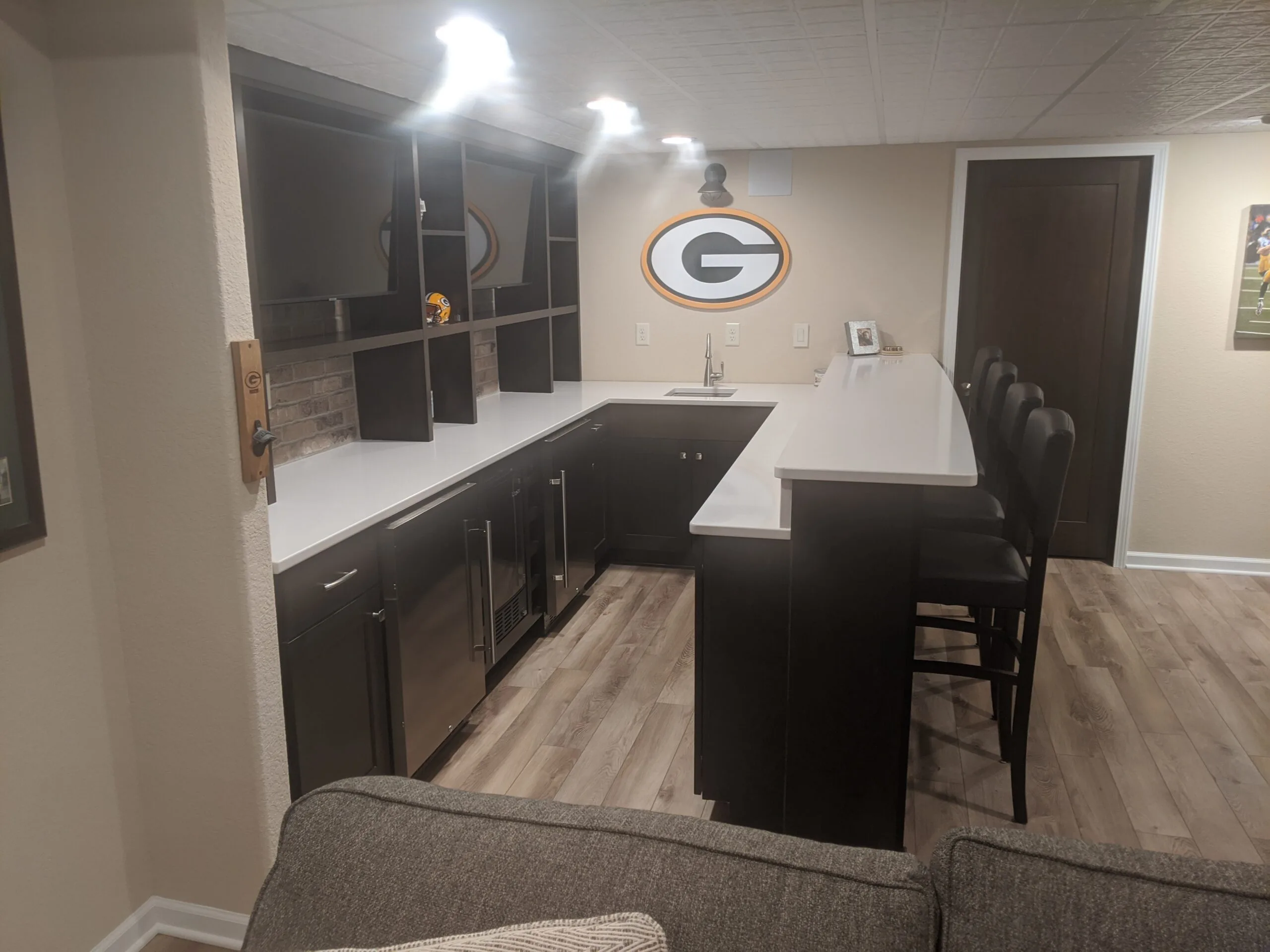 Basement wet bar with quartz counters