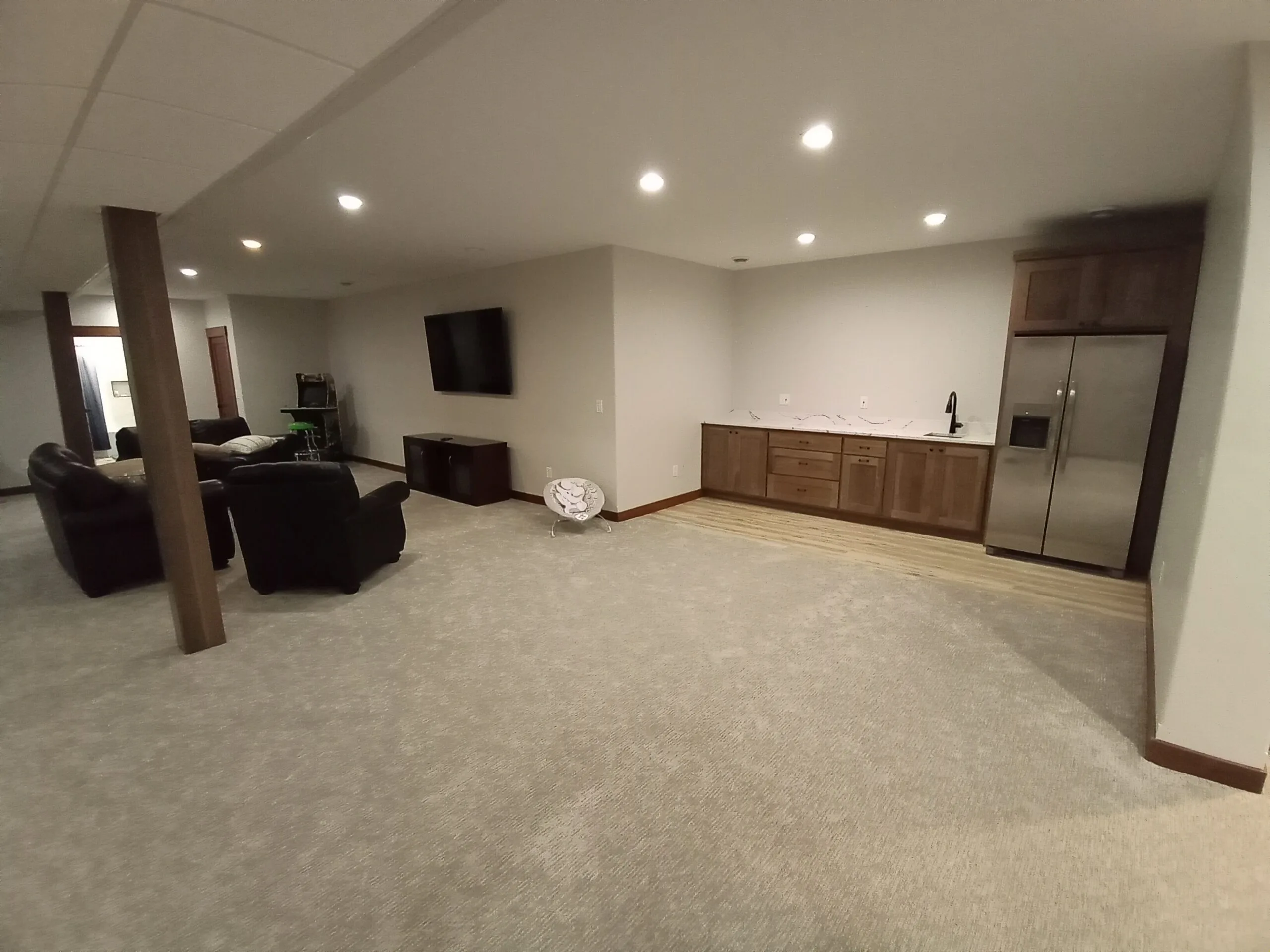Basement family room with wet bar